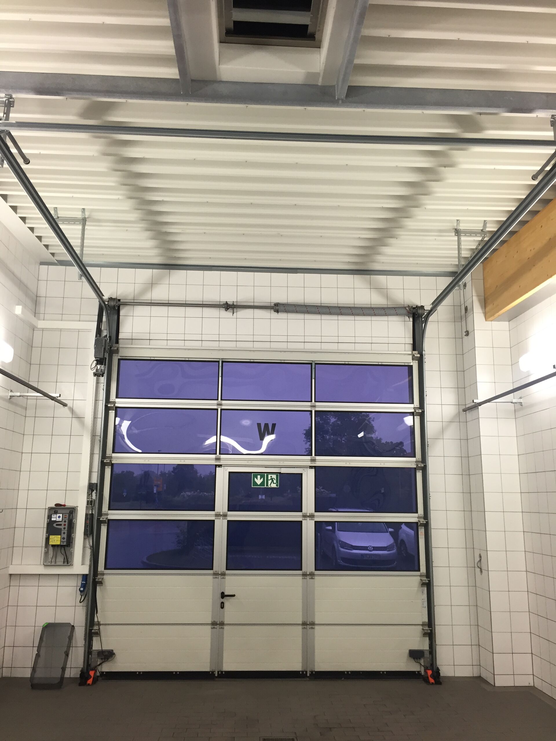 Sektionaltor als Werkstatttor für Rettungswache in Radeberg bei Dresden Sektionaltor als Werkstatttor für Rettungswache in Radeberg bei Dresden