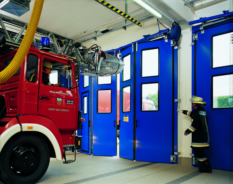 Falttor für die Rettungswache - Aluminiumfalttore als ideale Wärmedämmung Falttor für die Rettungswache - Aluminiumfalttore als ideale Wärmedämmung