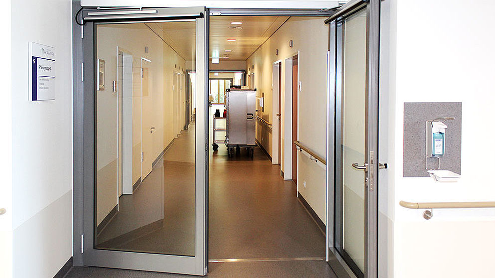 Rauchschutztür mit Vollverglasung - u.a. im Krankenhaus & Pflegeheim